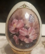 Фарфоровые яйца, коллекционное яйцо  - Фарфоровое яйцо Гибискус и бабочка