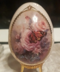 Фарфоровое яйцо Роза и Лунная бабочка от автора Lena Liu от Bradford Exchange