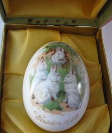 Пасхальное яйцо 1975.Кролики зайцы от автора Marjolein Bastin от Royal Bayreuth