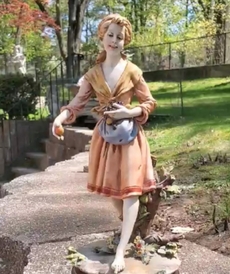 Скульптура Девушка и фрукты от автора  от Capodimonte