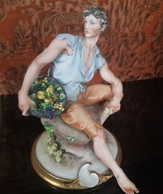 Фарфоровая статуэтка Юноша с фруктами от автора Giuseppe Cappe от Capodimonte