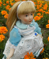 Фарфоровая кукла - Алиса в Стране Чудес