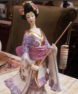 Фарфоровая фигурка японки - Гейша "Освещу тебе дорогу к любви"