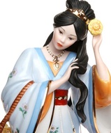 Фарфоровые статуэтки японок - Гейша с хризантемами