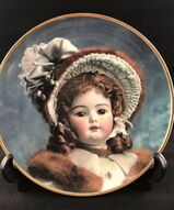 Винтажные тарелки с антикварными куклами - Тарелка Портрет Меделин