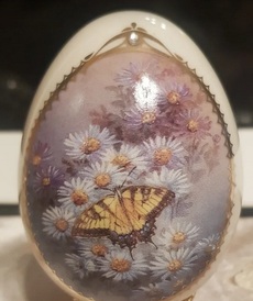 Фарфоровое яйцо Ромашки и бабочка от автора Lena Liu от Bradford Exchange