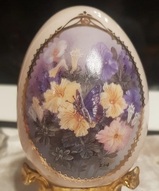 Фарфоровые яйца, коллекционное яйцо - Фарфоровое яйцо Петунья и бабочка