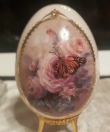 Фарфоровые яйца, коллекционное яйцо  - Фарфоровое яйцо Роза и Лунная бабочка