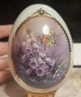 Фарфоровое яйцо Роза и Лунная бабочка - Фарфоровое яйцо Наперстянка и бабочка