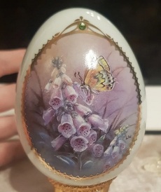 Фарфоровое яйцо Наперстянка и бабочка от автора Lena Liu от Bradford Exchange