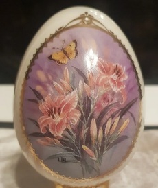 Фарфоровое яйцо Лилии и бабочка от автора Lena Liu от Bradford Exchange