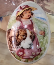 Пасхальное яйцо 1977 девочка и сенбернар от автора Marjolein Bastin от Royal Bayreuth