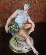 Фарфоровая статуэтка, итальянская статуэтка, статуэтка юноши, фигурка красивого мужчины, винтажная статуэтка - Фарфоровая статуэтка Юноша с фруктами