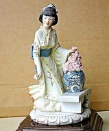 винтажные статуэтки, статуэтка гейши купить, статуэтки Каподимонте - Скульптура Гейша с вазой цветов