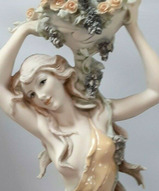 Итальянская статуэтка, статуэтка девушки, статуэтки Каподимонте, итальянский фарфор - Статуэтка Девушка с цветами