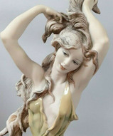 Итальянская статуэтка, статуэтка девушки, статуэтки Каподимонте, итальянский фарфор - Статуэтка Девушка с голубкой