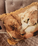 подарить льву, подушки на диван, декоративная подушка бархатная, подушки со львами - Диванная подушка Лев и Львица
