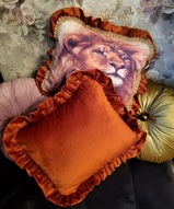 бархатные подушки, декоративные подушки, подушки с оборками, подушки с кружевами - Декоративная подушка Львица и львёнок