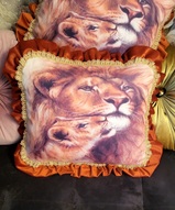 бархатные подушки, декоративные подушки, подушки с оборками, подушки с кружевами - Декоративная подушка Львица и львёнок