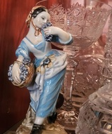 винтажные статуэтки, фарфоровые статуэтки - Фарфоровая статуэтка Девочка с виноградом