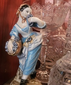 Фарфоровая статуэтка Девочка с виноградом от автора  от Lladro и других бренды