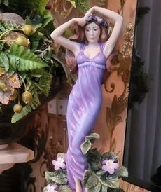 Фарфоровая статуэтка Девушка в цветах от автора  от Franklin Mint