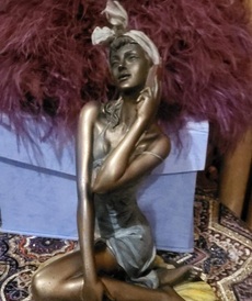 Бронзовая статуэтка Девушка с телефоном от автора  от Lladro и других бренды