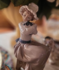 Фарфоровая статуэтка Девочка с собачкой от автора  от Lladro и других бренды